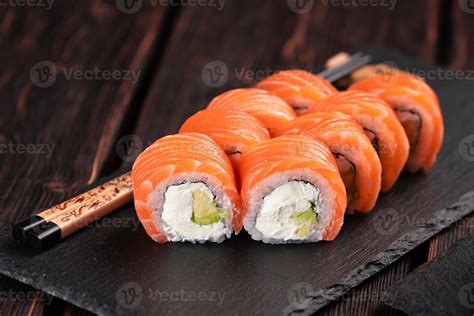 Philadelphia roll con salmón y queso crema
