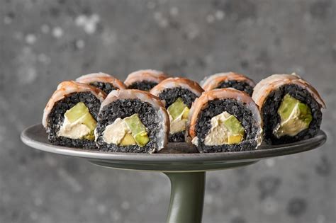 Dragon roll con aguacate y anguila