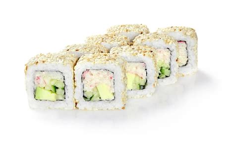 California roll con aguacate, pepino y cangrejo