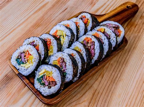 Kimbap coreano con diferentes rellenos