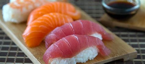 Nigiri sushi de salmón y atún