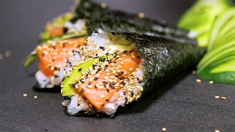 Temaki sushi de forma cónica