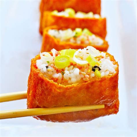 Inarizushi relleno de tofu frito