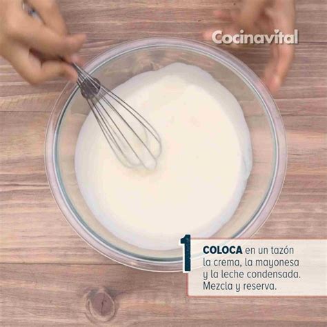 Chirashizushi en un bol con ingredientes variados