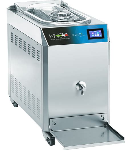 Equipamiento profesional para la elaboración de helados, incluyendo pasteurizador y heladera.