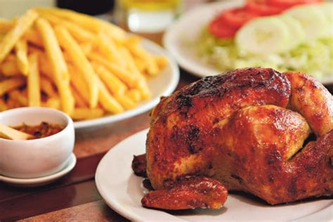 Imagen de un pollo a la brasa entero y dorado