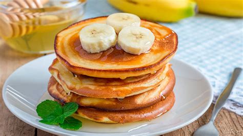 Panqueques de avena con agua emplatados con frutas y miel