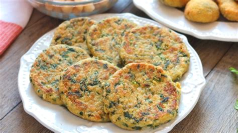 Variedad de acompañamientos para hamburguesas de garbanzos