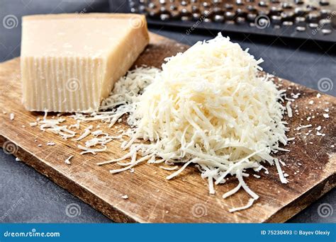 foto de queso parmesano vegano rallado sobre pasta