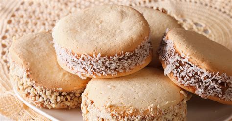 Fotografía de un alfajor chileno con hojarascas y manjar