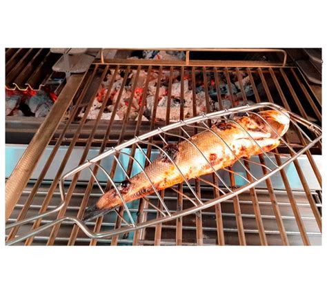Variedad de herramientas para asar pescado en parrilla: besuguera, cancatera y espátulas