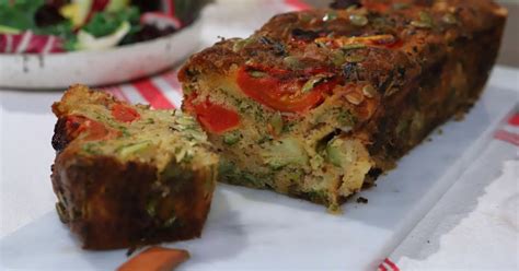 Foto temática: budín de tomate y queso listo para servir