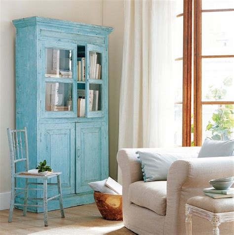 Muebles de madera pintados en tonos pastel en un ambiente luminoso