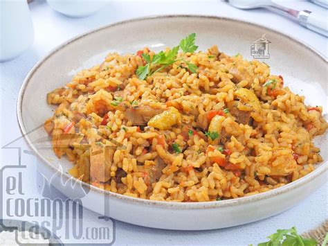Infografía mostrando la diversidad de platos de arroz con pollo en Latinoamérica