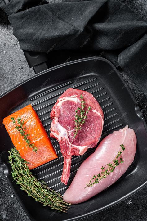 Fotografía de bistecs de res cocinándose en una sartén.