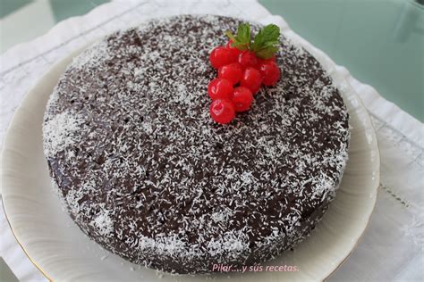 Tarta de chocolate y coco terminada, porcionada