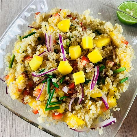 Presentación atractiva de la ensalada de quinua y mango.