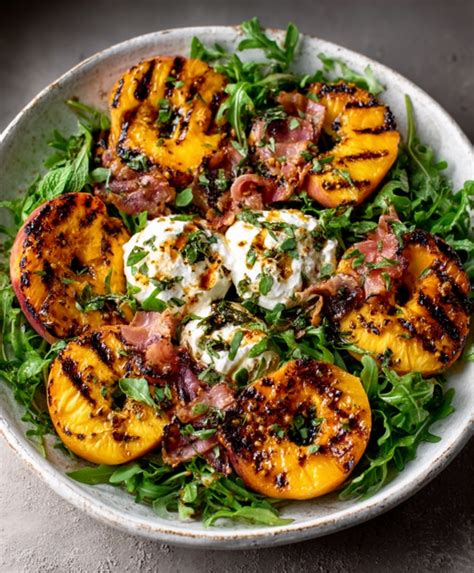 Fotografía de la ensalada de melocotones asados con burrata y rúcula.