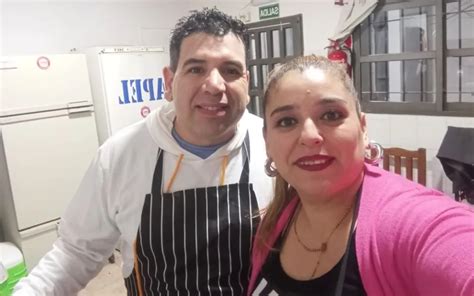 Pareja de emprendedores venezolanos con sus productos de chicharrón Jako