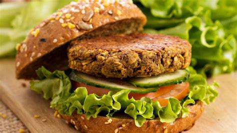 Variedad de hamburguesas vegetales y veganas de diferentes marcas y estilos, tanto industriales como artesanales.