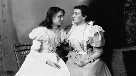 Helen Keller y Anne Sullivan en la bomba de agua, momento de su despertar al lenguaje