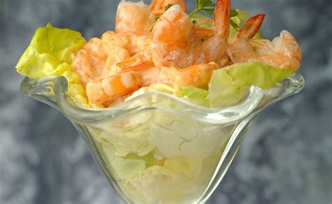 Cóctel de gambas clásico con lechuga y salsa rosa