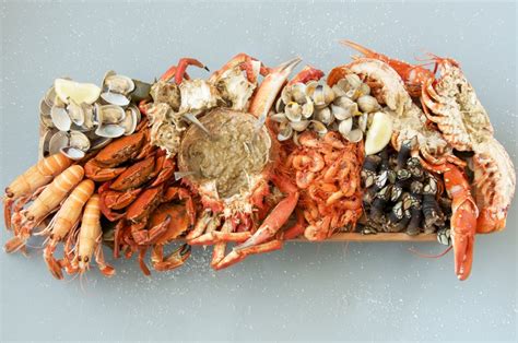 Mariscada con variedad de mariscos frescos en una cazuela