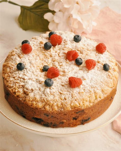 Torta húmeda de frutos rojos con crumble