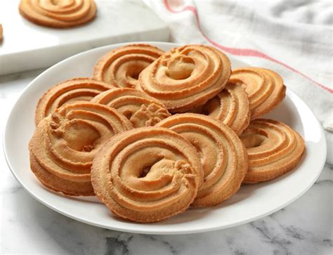 Ilustración detallada de las diferentes formas y acabados de las galletas danesas.