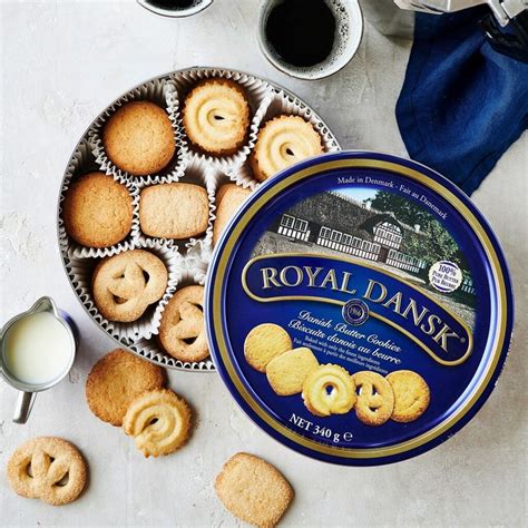 Fotografía de una lata metálica azul clásica de galletas danesas, evocando nostalgia.