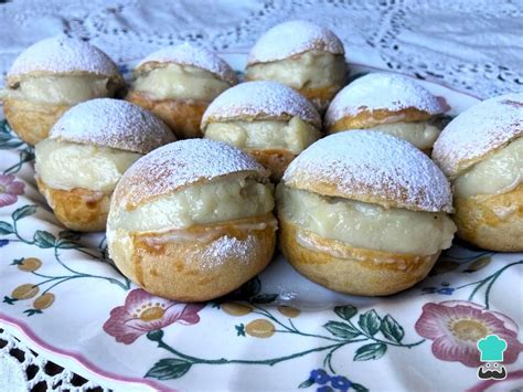 Foto de pan de leche con crema pastelera recién horneado, con un enfoque suave y cálido.