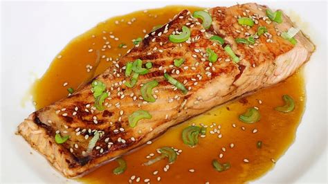 Ilustración de salmón con salsa picante de miel