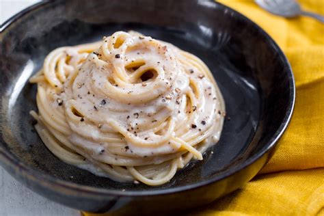 Imagen de la preparación de salsa cacio e pepe