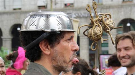 Persona con colador de espaguetis en la cabeza como símbolo religioso pastafari