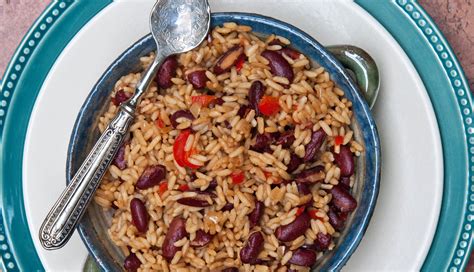 Ilustración de los diferentes platos de arroz con frijoles mencionados en la región.