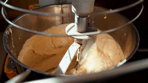 Mantequilla siendo amasada en una máquina industrial
