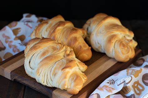 Foto de pan de manteca uruguayo con cortes visibles.