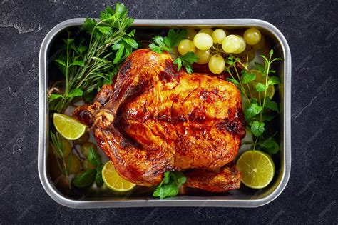 Foto de pollo asado entero en una bandeja para horno, con piel dorada y crujiente
