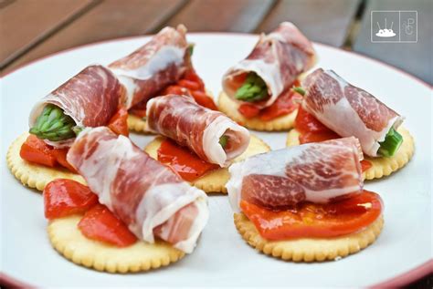 Galletas saladas con lonchas de jamón, tomate y espinaca