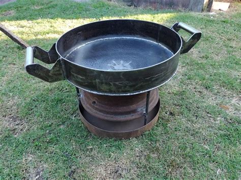 Esquema con las partes principales de un disco de arado para cocinar: cuerpo, asas, patas y tapa