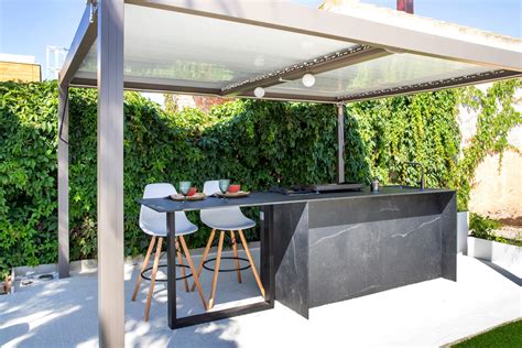 Foto inspiradora de un espacio de cocina exterior bien equipado con una parrilla y accesorios