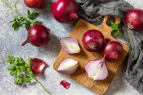 Cebollas frescas en una cocina