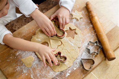 Niños preparando galletas de Nutella