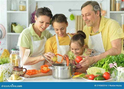 Familia cocinando junta en la cocina
