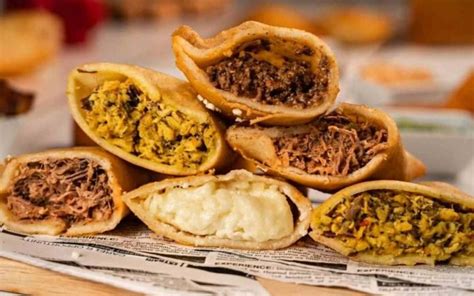 Un surtido de empanadas venezolanas con diferentes rellenos y decoraciones distintivas.