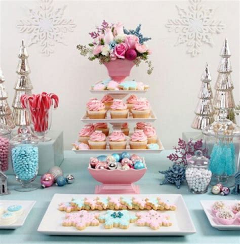 Mesa navideña con cupcakes decorados