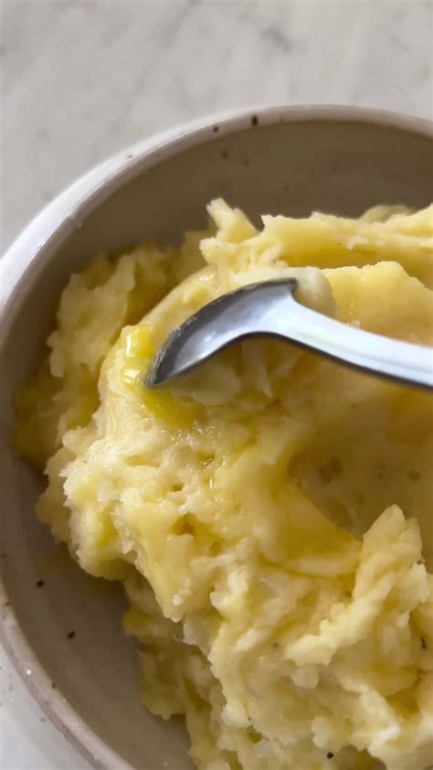 Papas blancas cocidas y hechas puré para relleno de empanadas