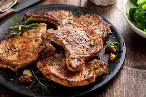 termómetro de cocina insertado en una chuleta de cerdo