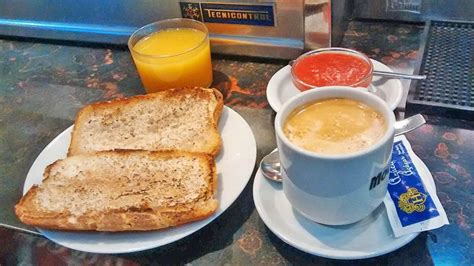 Ilustración de un desayuno español típico con café y tostadas
