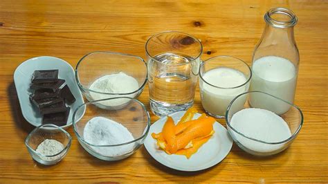 Ingredientes listos para la preparación de un helado casero